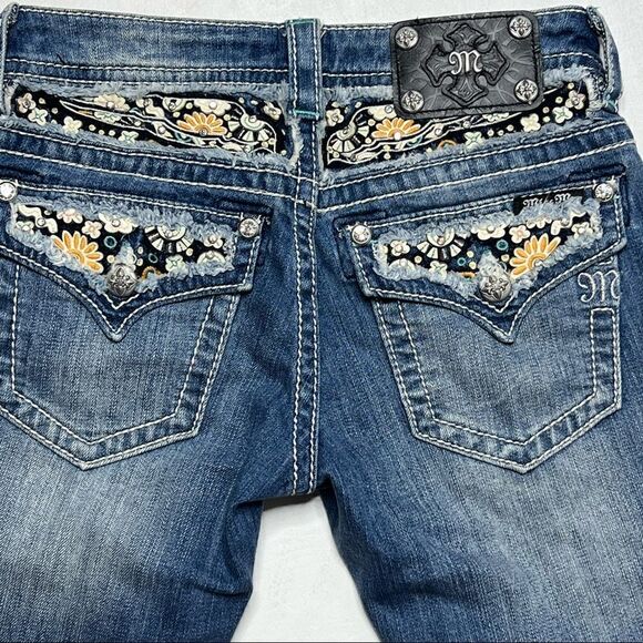 Miss Me | Flower Power Back Pocket Signature Cuffed Capri’s - Picture 1 of 7